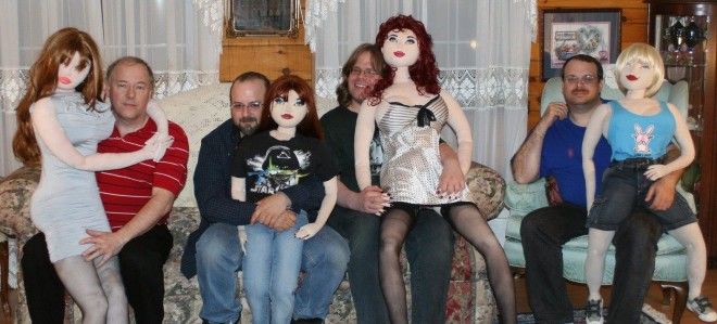 Только посмотрите на их довольные лица 14 февраля девушки любовь мужики прикол юмор