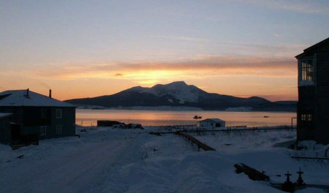 Южно-Курильск, Россия Солнечных часов за год: 1662 Местное население почти поголовно занято на добыче и переработке морских ресурсов. Конец 90-х прошел здесь в постоянном ожидании перемен: разговоры о передаче Курильских островов Японии велись, в ту пору, очень громкие. Но мы, как известно, своей земли врагу не отдадим ни пяди —Южно-Курильск, со всеми его туманами, холодами и вечной ночью японцам не достанется ни за что.