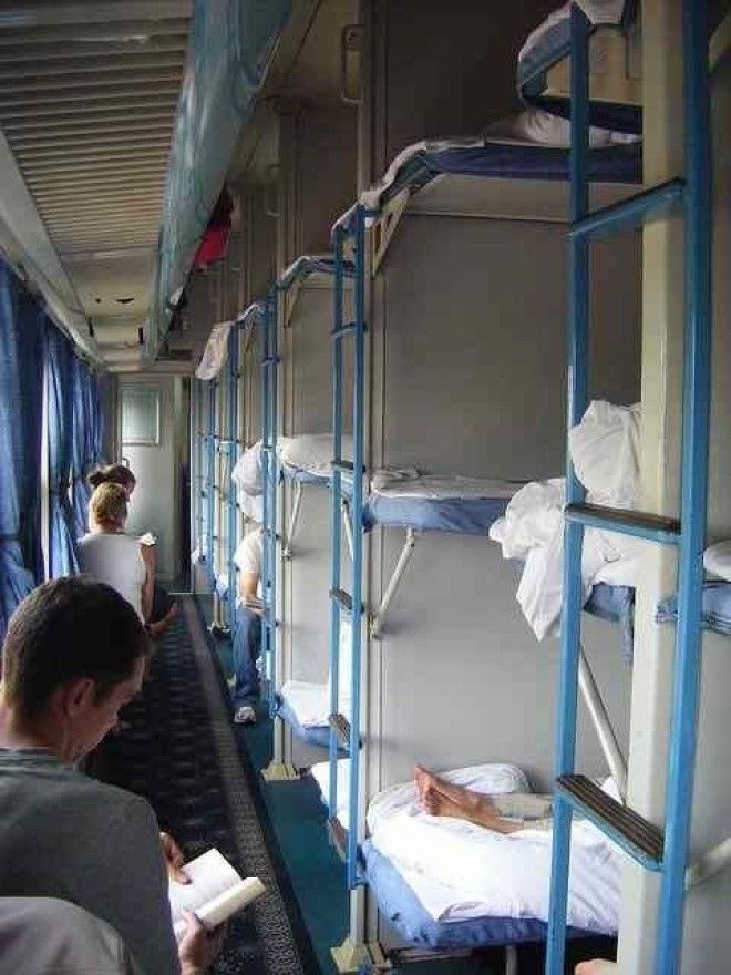 Китайские поезда снаружи и внутри вагон железная дорога китай люди поезд транспорт