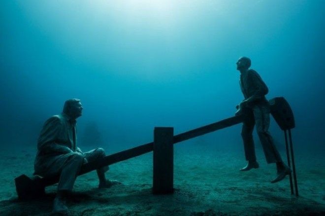 Молчаливые, но красноречивые фигуры на дне океана Молчаливые, но красноречивые фигуры на дне океана