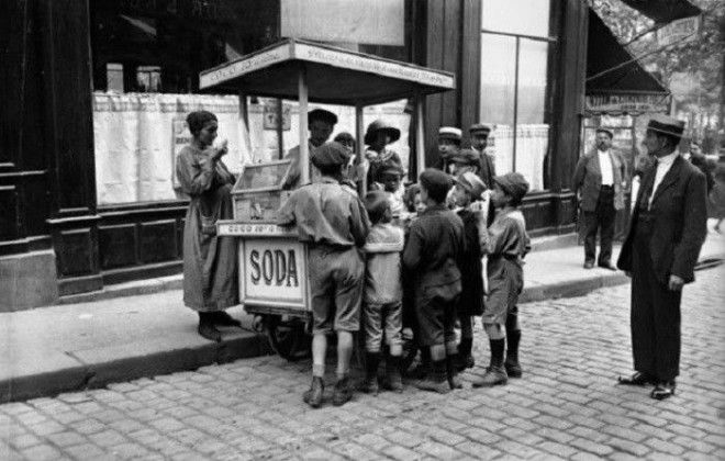 20 завораживающих чёрно белых фотографий из жизни парижан в 1920 х годах