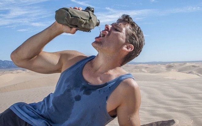Жажда и сухость во рту Самые очевидные (ведь слюна на 99 процентов состоит из воды), однако одни из последних признаков обезвоживания организма. К тому моменту, как вы почувствуете сухость во рту, ваш организм успеет подготовиться к отказу от целого ряда функций.