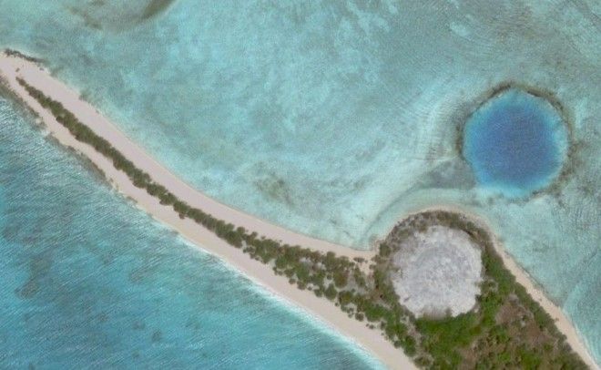 Эниветок Маршалловы острова Острова и атоллы в южной части Тихого океана были использованы для более сотни испытаний ядерного оружия США В конце 1970х годов американское правительство решило за собой прибрать построенный вокруг полигонов бетонный купол теперь видно даже из космоса Находиться здесь попрежнему не рекомендуется однако туристы готовы жертвовать своим здоровьем ради редкого снимка