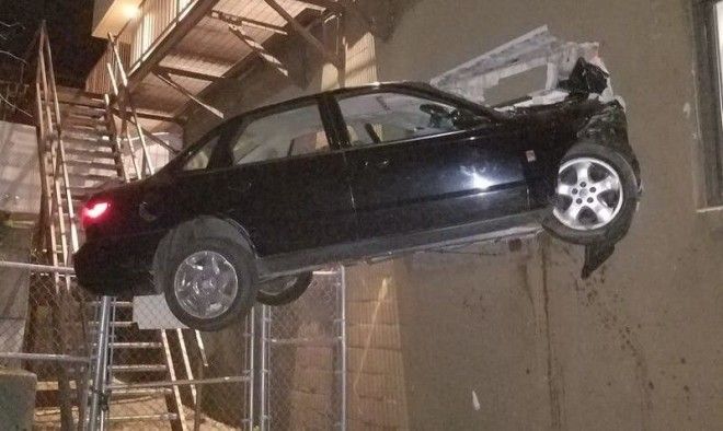 Вверх авария мужчина за рулем смешно