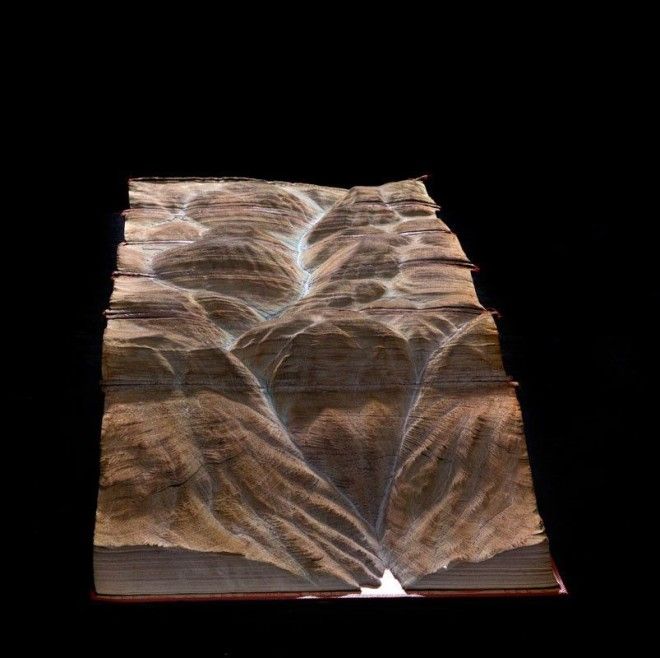 Скульптуры из старых книг от Гайя Ларами