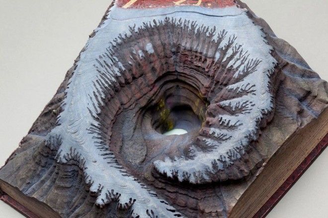 Скульптуры из старых книг от Гайя Ларами