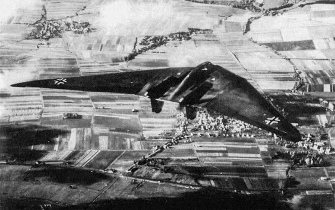 Horten Ho 229 Но 229 был первым турбореактивным самолетом, построенным по аэродинамической схеме «Летающее крыло». Благодаря своей форме, бомбардировщик был малозаметен для радаров времен Второй мировой войны, и в принципе мог долететь до побережья Британии, не вызывая подозрений у вражеских истребителей. Однако три созданных прототипа не оказали реального влияния на ход войны. 