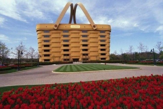 Оригинальный домкорзина находится в живописном месте