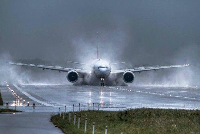 Самолет садится. Самолет садится