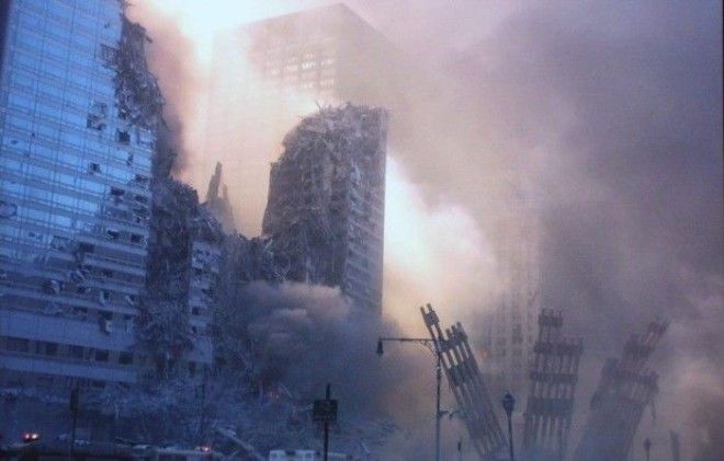 Разрушенные соседние здания от обломков упавшего Всемирного торгового центра вовремя теракта в Нью-Йорке. США, 11 сентября 2001 года. Фото: Bill Biggart. Разрушенные соседние здания от обломков упавшего Всемирного торгового центра вовремя теракта в НьюЙорке США 11 сентября 2001 года Фото Bill Biggart
