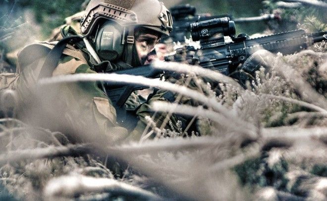 Королевская гвардия Норвегии Единственной обязанностью членов Его величества гвардии Короля HMKG является непосредственная охрана самого норвежского короля В настоящее время функция отряда скорее декоративна однако в прошлом HMKG считались одними из лучших бойцов Скандинавии Свою квалификацию гвардейцам удалось подтвердить во время Второй мировой войны тогда они помешали Вермахту захватить королевскую семью
