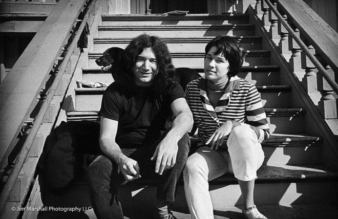Музыкант группы Grateful Dead Джерри Гарсия и его подруга Кэролайн на ступеньках их дома в Сан Франциско май 1967 г 1967 год джим маршалл лето любви санфранциско хиппи