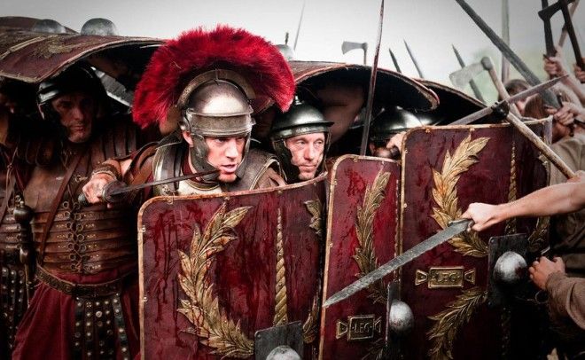 Римские легионеры Римлян можно назвать владыками меча и копья и мастерское владение этим оружием приносило постоянные победы римской цивилизации Конечно же здесь мы также видим четкую военную структуру суровую армейскую дисциплину и талантливых военачальников Качество и количество оружия тоже играло свою роль в доминировании римлян