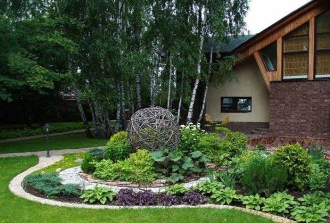 Садовые дорожки пышные растение и малые архитектурные формы являются неотъемлемой частью любого ландшафтного дизайна