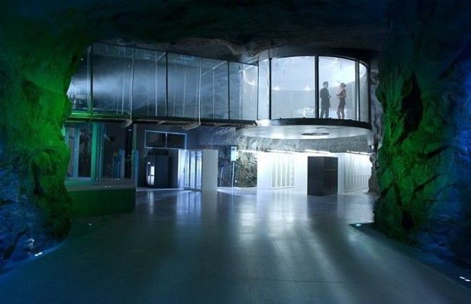 Датацентр крупного шведского провайдера Bahnhof располагается в заброшенном бункере Pionen Когдато он был одним из самых защищённых бомбоубежищ страны предназначенным для укрытия первых лиц государства В результате датацентр может спокойно пережить прямое попадание водородной бомбы