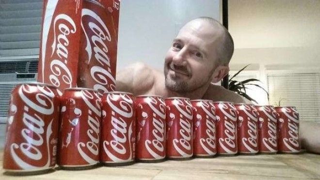 Что может случиться если выпивать по 10 банок колы каждый день