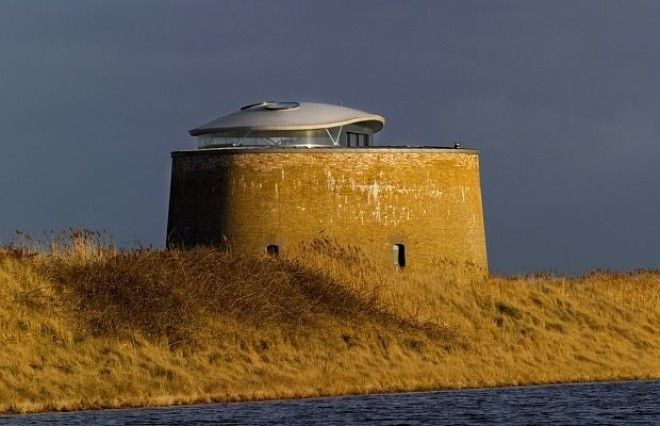 Martello Tower Y Когдато эта оборонная башня времён Наполеоновских войн построенная в 1808 году в британском Суффолке служила защитным целям Но сегодня ателье Piercy Company переоборудовало в частный дом