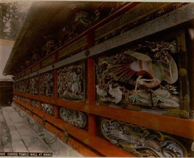Стены храмов украшены замысловатыми узорами, окрашенной резьбой и рисунками. Стены храмов украшены замысловатыми узорами окрашенной резьбой и рисунками