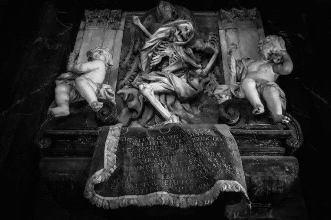 Церковь Джезу э Мария Мемориал Камилло дель Корно работы Доменико Гвиди Фото atlasobscuracom