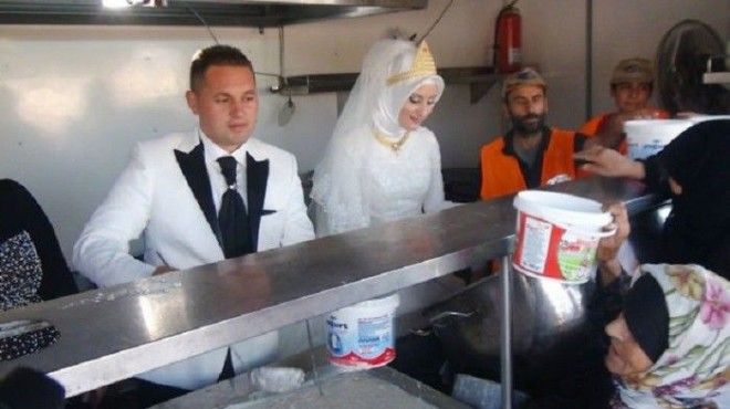 Жених и невеста вместо свадьбы накормили 4000 беженцев
