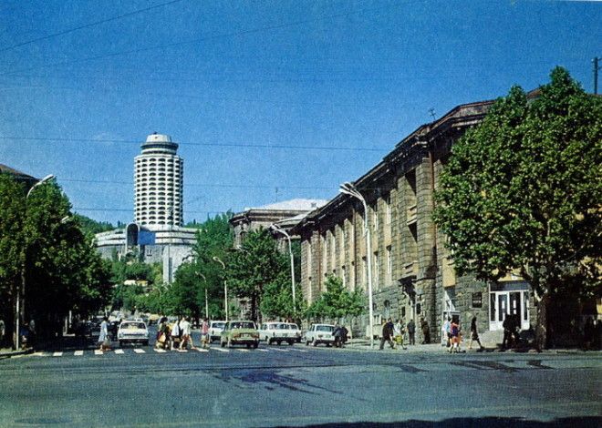 Улица Теряна с видом на Дом молодёжи 