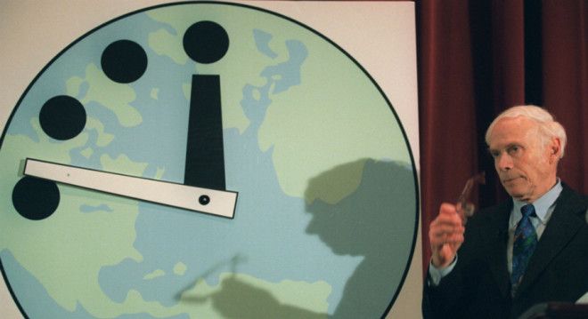 Часовщики Само собой решение о положении стрелок принимают только очень квалифицированные специалисты При каждом новом контрольном отчете совет директоров журнала собирает экспертов ими в разное время были 18 лауреатов Нобелевской премии по физике Следует понимать что каждое колебание минутной стрелки вовсе не попытка привлечь внимание новой аудитории дешевыми инсинуациями Это действительно показатель близости ядерной войны