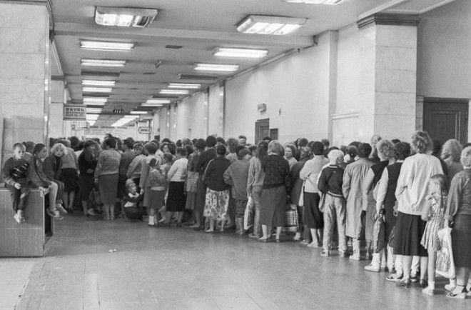 Очередь в универмаге Детский мир СССР Москва 1990 год 