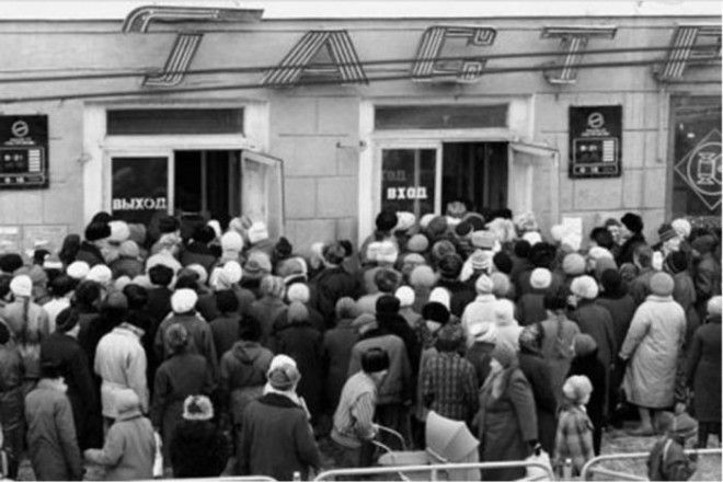Очередь в гастроном за продуктами в 1990 году 
