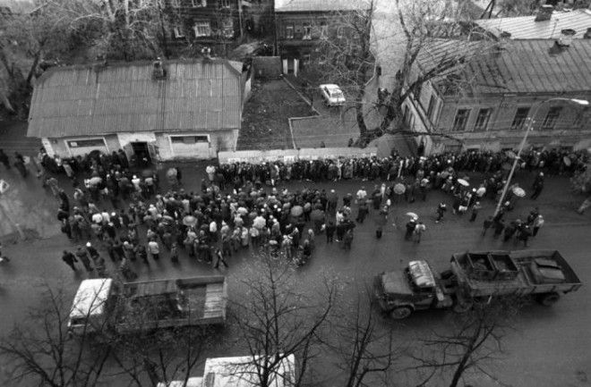 Очередь за товарами первой необходимости СССР Пермь 1991 год
