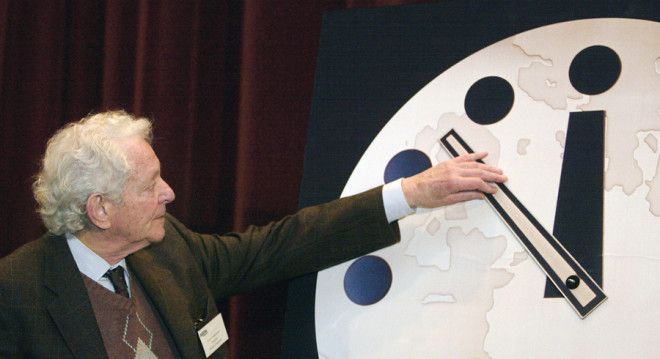 Хладнокровный расчет Создатели первой атомной бомбы под руководством самого Роберта Оппенгеймера постоянно публиковали новые данные о своих исследованиях в американском Bulletin of Atomic Scientists журнале настолько сложном что понимать его не могли и некоторые физики В 1947 году Оппенгеймер предложил редакции Bulletin of Atomic Scientists запустить новый проект получивший название Часы Судного дня