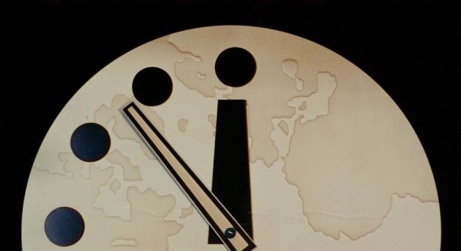 Что показывали часы Изначально минутная стрелка показывала семь минут до полуночи За 60 лет ученые 22 раза меняли ее положение во время холодной войны очередной номер журнала ждали затаив дыхание