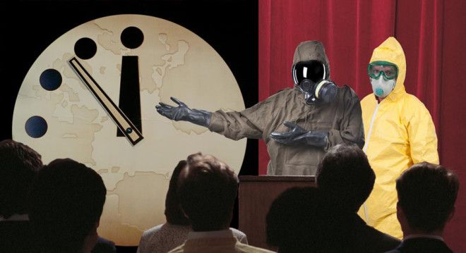 2358 Над созданием новейшего термоядерного оружие бились ученые обеих стран Война казалась неминуемой и победа в интеллектуальном забеге автоматически становилась и залогом выживания всей нации В 1953 году США провели испытания первой термоядерной бомбы спустя две недели Советский Союз ответил аналогичными испытаниями Стрелки часов передвинули на 2358 что до сих пор остается их самым близким положением к полуночи