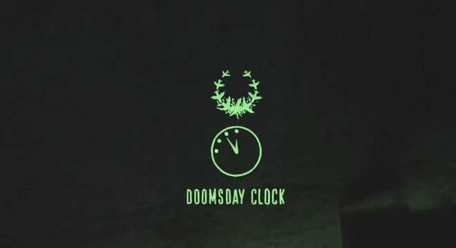 Суть проекта Первая тематическая обложка вышла в том же 1947 году Изображенные на ней часы показывали без нескольких минут полночь минуты означали коэффициент напряженности международной обстановки в данный момент и прогресса развития ядерного вооружения Ядерный катаклизм по замыслу авторов проекта начнется когда все стрелки замрут на положении 12 часов