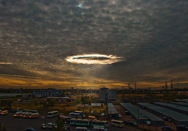 Тучи, похожие на огровную дыру в небе. Тучи похожие на огровную дыру в небе