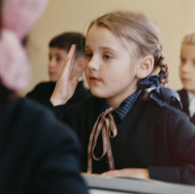 Девочка тянет руку на уроке русского языка СССР Эстония 1966 год