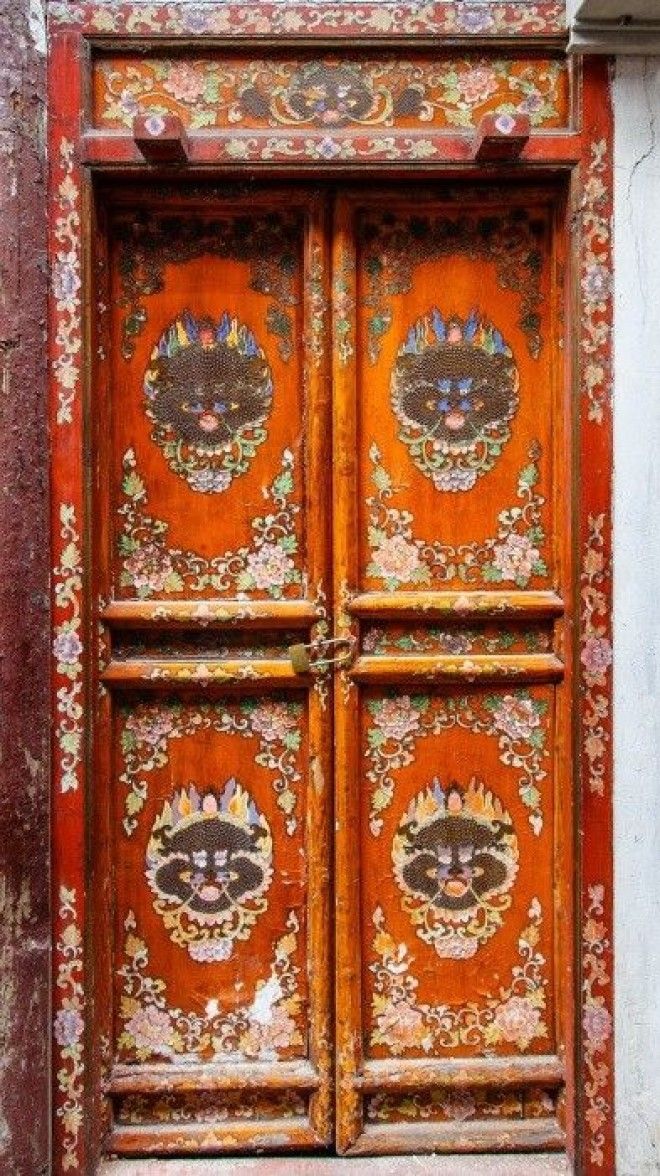 Красочная оригинальная дверь