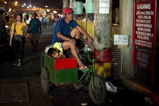 Уличный торговец, который зарабатывает в среднем шесть долларов в день. Уличный торговец который зарабатывает в среднем шесть долларов в день