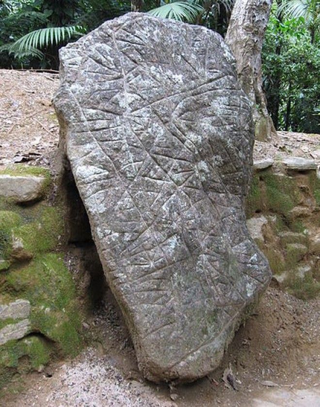 Валун является картой местности вокруг Сьюдад-Пердида. Валун является картой местности вокруг СьюдадПердида