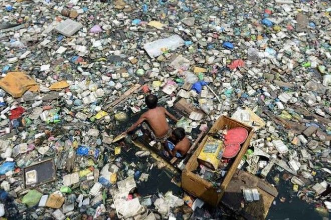 В то время как эта река похожа на мусорник она является фактически главным источником воды для сельского хозяйства.  В то время как эта река похожа на мусорник она является фактически главным источником воды для сельского хозяйства