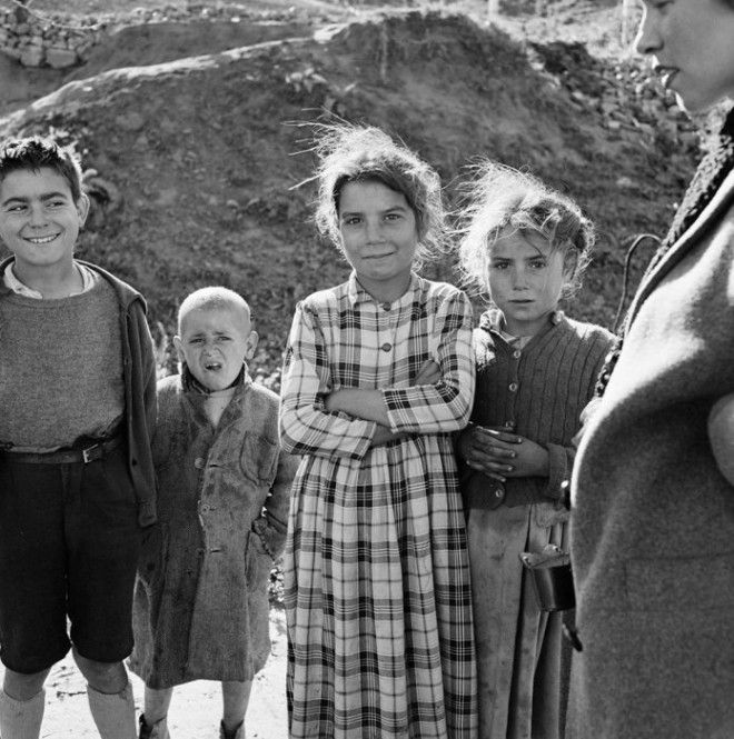 Дети из цыганского табора позируют фотографу Испания 1956 год
