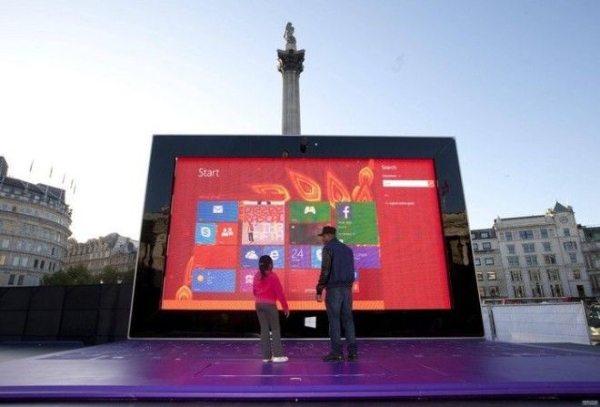 Гигантский планшетный компьютер Microsoft Surface 2