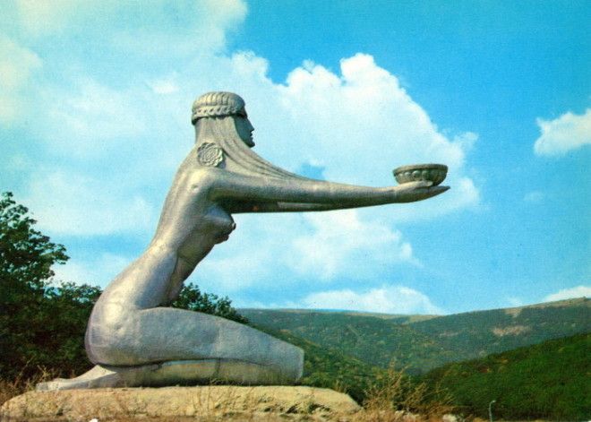 Скульптура Дарящая солнце в Цахкадзоре 