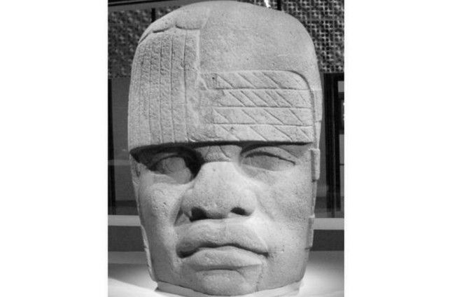 Голова 4 из СанЛоренцо во время выставки в Музее Янга в СанФранциско