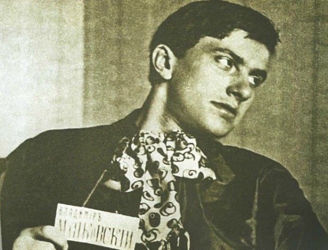 Великий поэт и не менее великий бильярдист Владимир Маяковский Фото asaartgalleryru
