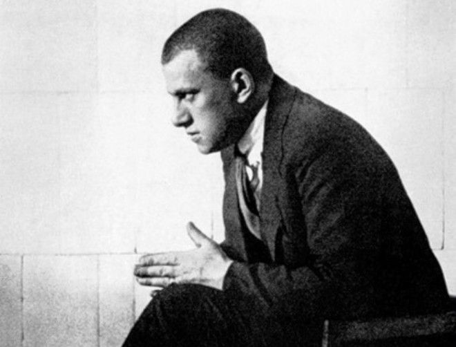 Великий поэт и не менее великий бильярдист Владимир Маяковский Фото asaartgalleryru