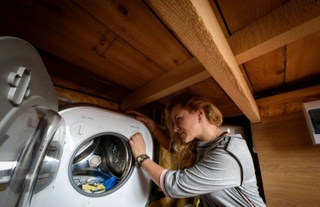 Под кухней находится компактная стиральная машина