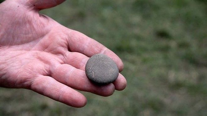 Галька из КомоксВэлли с загадочными символами