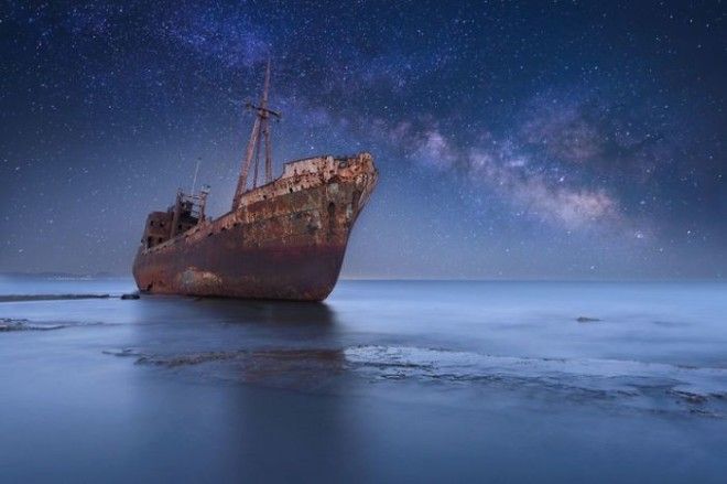 Брошенный корабль под великолепным ночным небом. Брошенный корабль под великолепным ночным небом