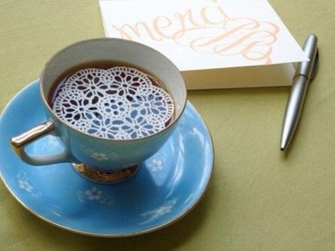 Сахарное кружево, которое красиво тает в чашке с горячим напитком. Сахарное кружево которое красиво тает в чашке с горячим напитком