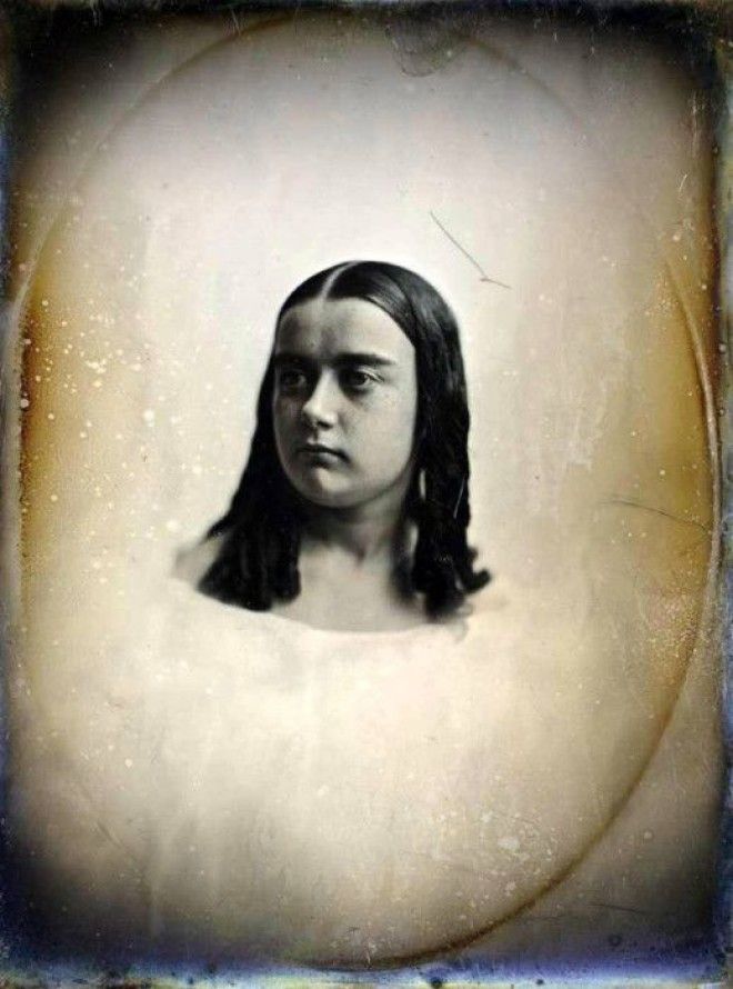 Изза манеры фотографирования и ретуширования девочка выглядит старше